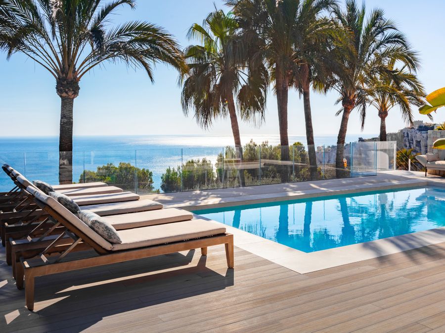 Lujosa villa en Jávea situada en un enclave único , en primera linea con impresionantes vistas al mar desde cualquier rincón de la casa