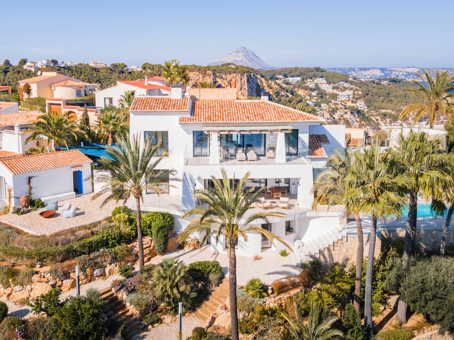 Luxurious villa in Jávea located in a unique location , on the front line with impressive views of the sea from every corner of the house