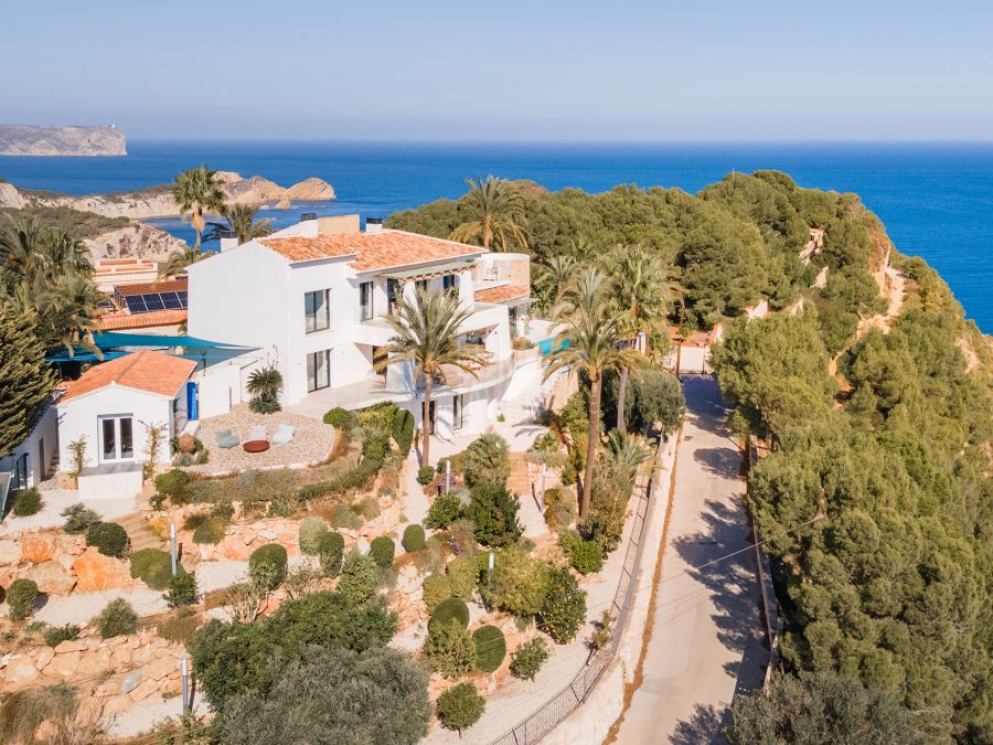 Luxurious villa in Jávea located in a unique location , on the front line with impressive views of the sea from every corner of the house