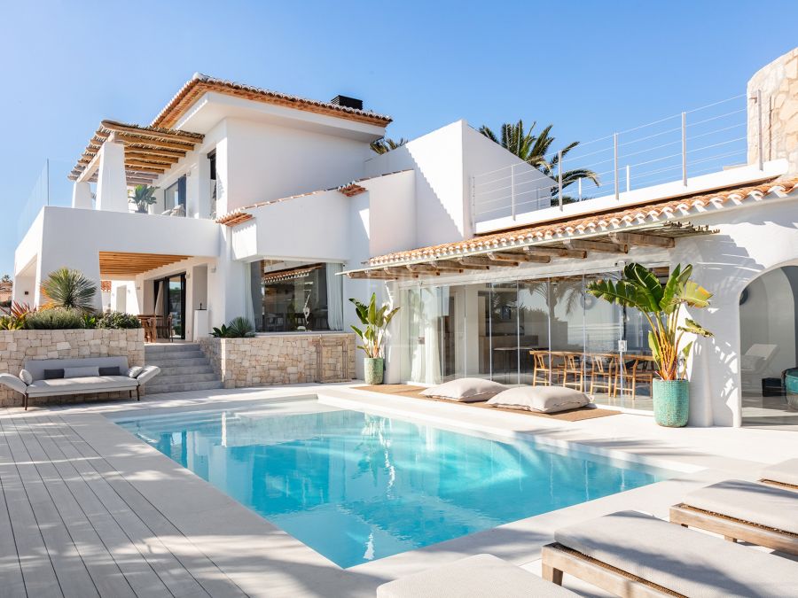 Luxurious villa in Jávea located in a unique location , on the front line with impressive views of the sea from every corner of the house