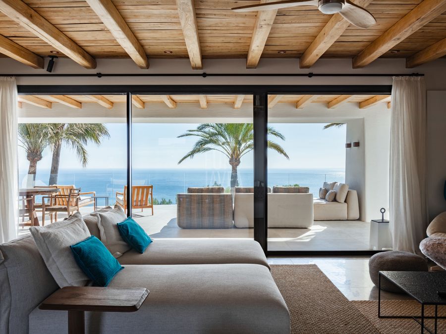 Luxurious villa in Jávea located in a unique location , on the front line with impressive views of the sea from every corner of the house