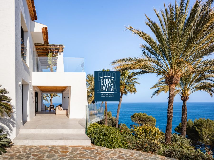 Luxurious villa in Jávea located in a unique location , on the front line with impressive views of the sea from every corner of the house