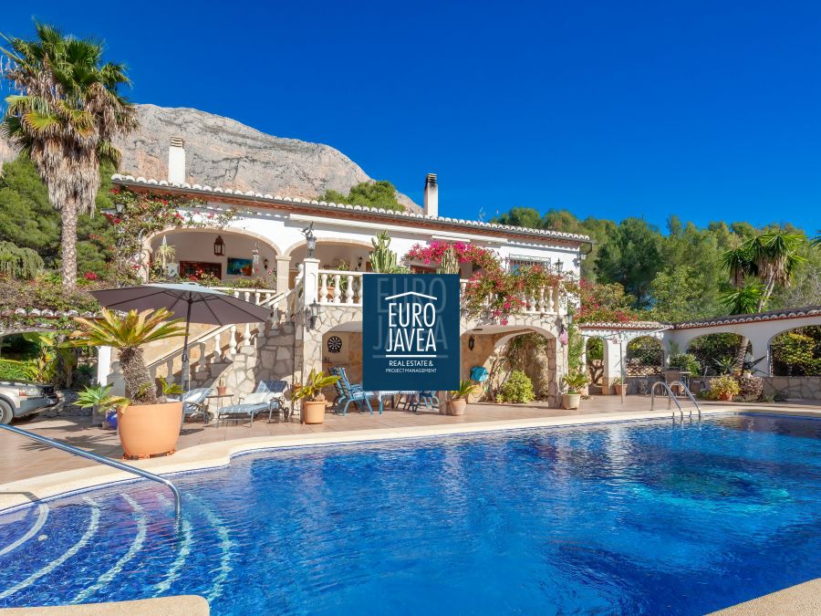 Traditional villa for sale exclusively in the Montgó Castellans area in Jávea, close to the old town