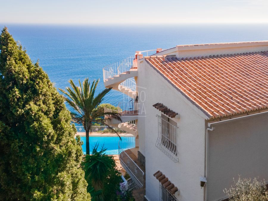 Front line villa for sale exclusively with stunning views of the sea and the cliff in the Balcon al mar area