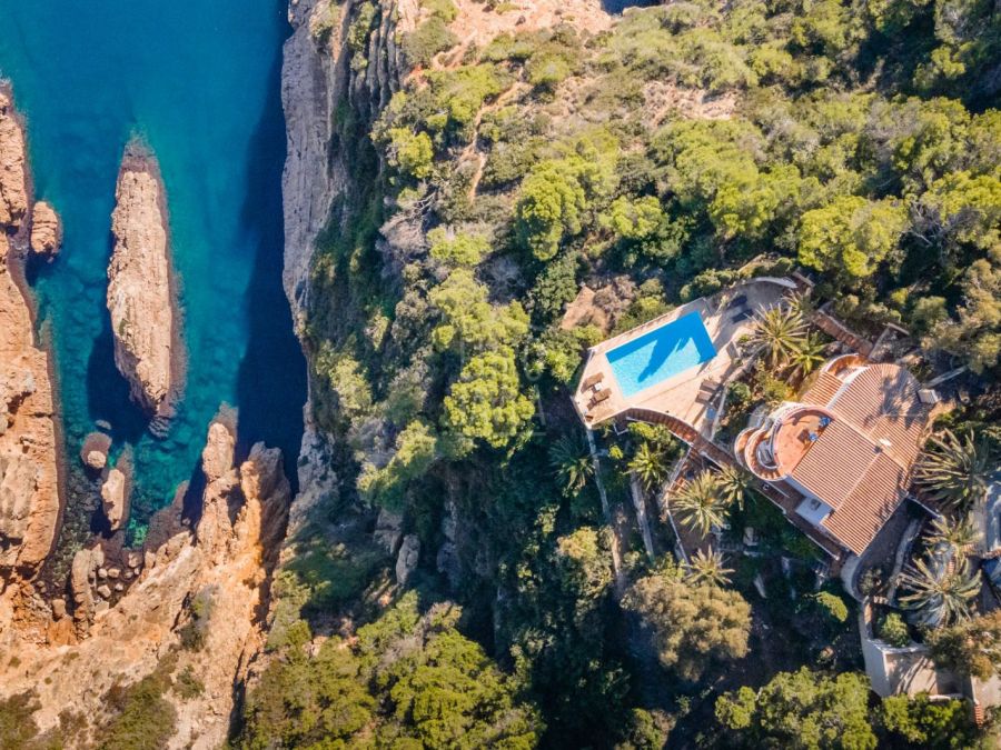 Front line villa for sale exclusively with stunning views of the sea and the cliff in the Balcon al mar area
