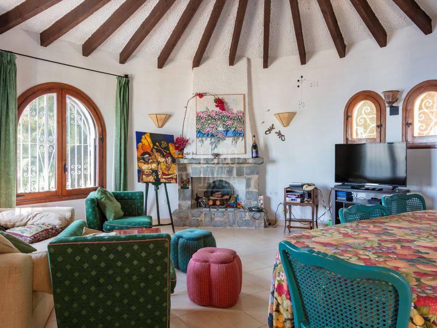 Villa en primera linea a la venta en exclusiva con impresionantes vistas al mar y al acantilado en la zona de Balcon al mar