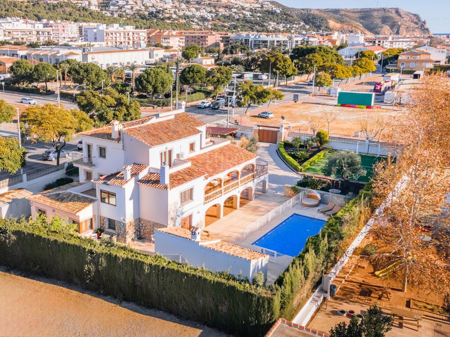 Luxueuse villa à vendre en exclusivité à deux pas de la ville et du port de Javea. Magnifique opportunité d'investissement