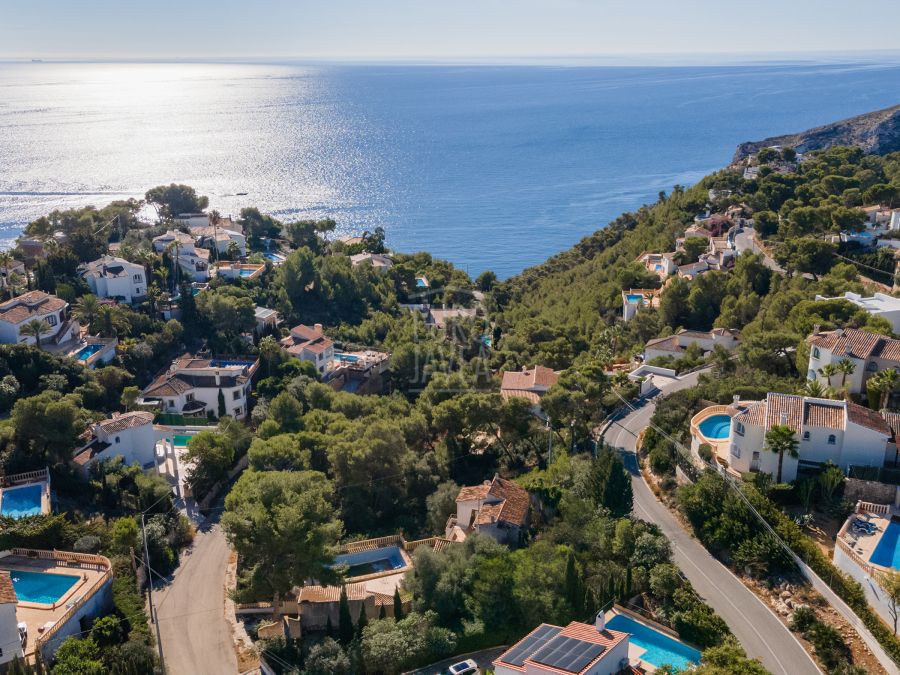 Plot for sale exclusively in the area of La Granadella in Jávea, with magnificent sea views