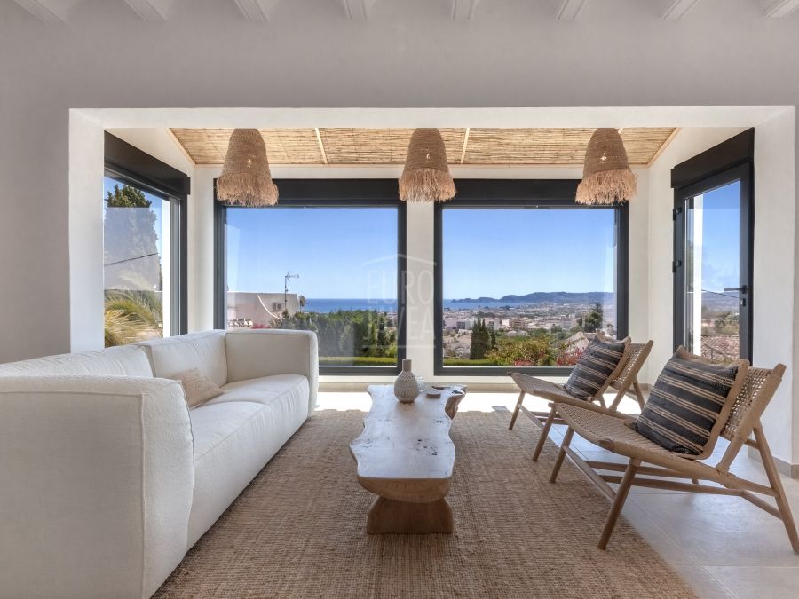Recently renovated villa for sale in the Puchol area of Jávea, a stone's throw from the Port and spectacular sea views