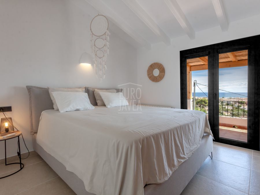 Villa récemment rénovée à vendre dans le quartier Puchol de Jávea, à coté du port et vue spectaculaire sur la mer