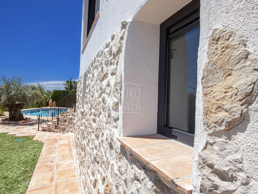 Recently renovated villa for sale in the Puchol area of Jávea, a stone's throw from the Port and spectacular sea views