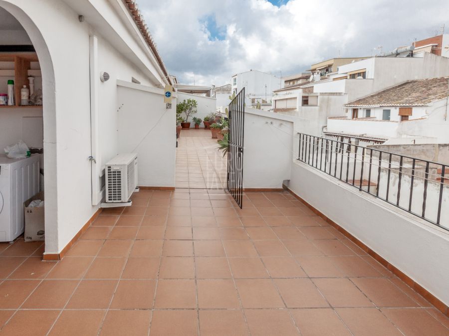 Bright south-facing penthouse, for sale in the Pueblo area of Jávea, with large terraces and open views