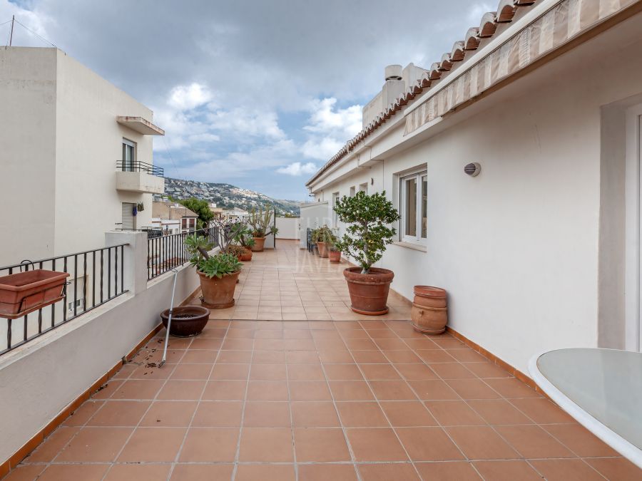 Bright south-facing penthouse, for sale in the Pueblo area of Jávea, with large terraces and open views