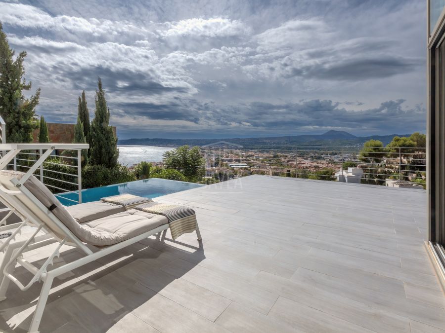 Villa à vendre exclusivement dans la quartier de La Corona , avec magnifiques vues dégagées sur la mer