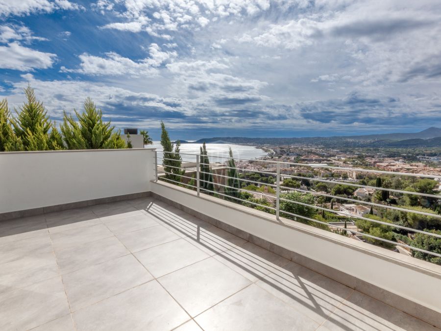 Villa exclusief te koop in het La Corona-gebied, met spectaculair uitzicht op zee