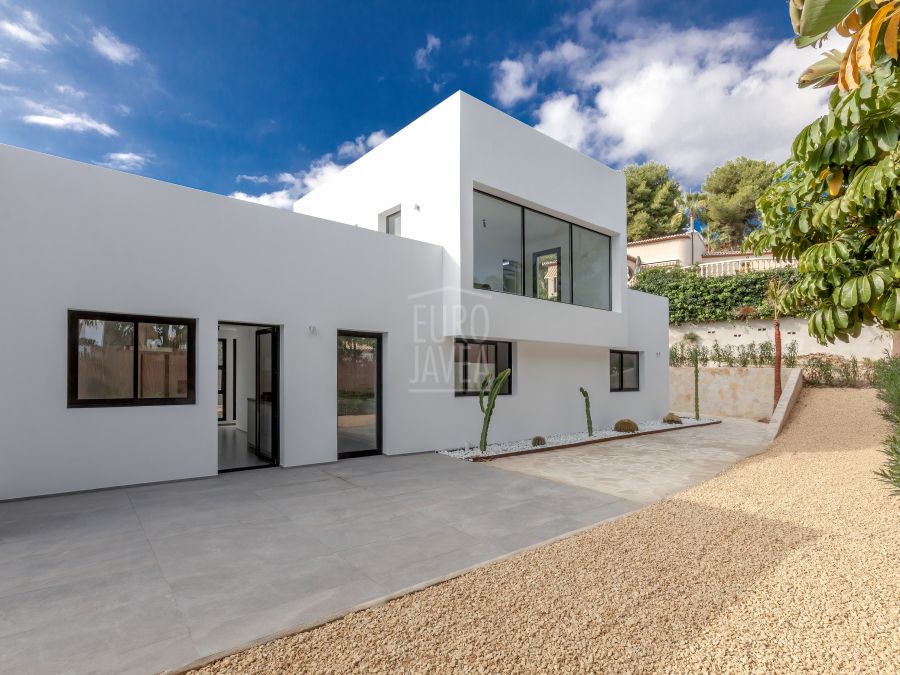 Moderne nieuw gebouwde villa in de wijk Cap Marti, op een paar minuten van de zee