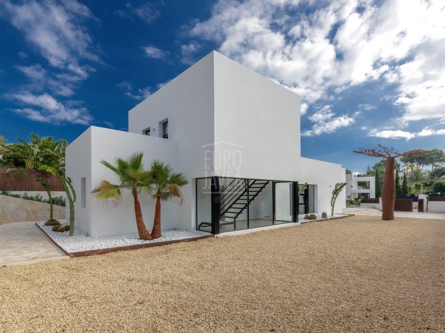 Moderne nieuw gebouwde villa in de wijk Cap Marti, op een paar minuten van de zee