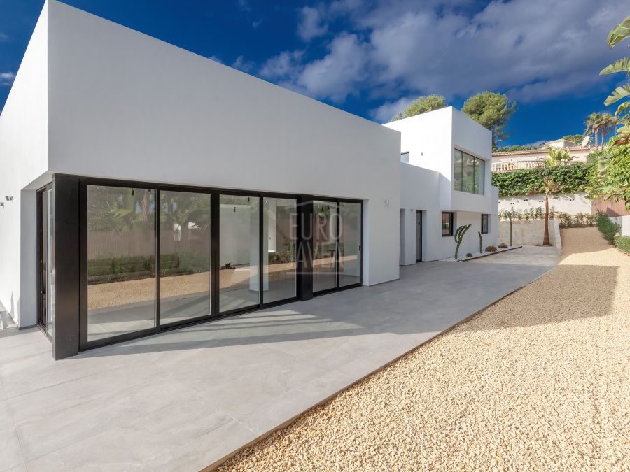 Moderna villa de nueva construcción en la zona de Cap Marti, a pocos minutos del mar