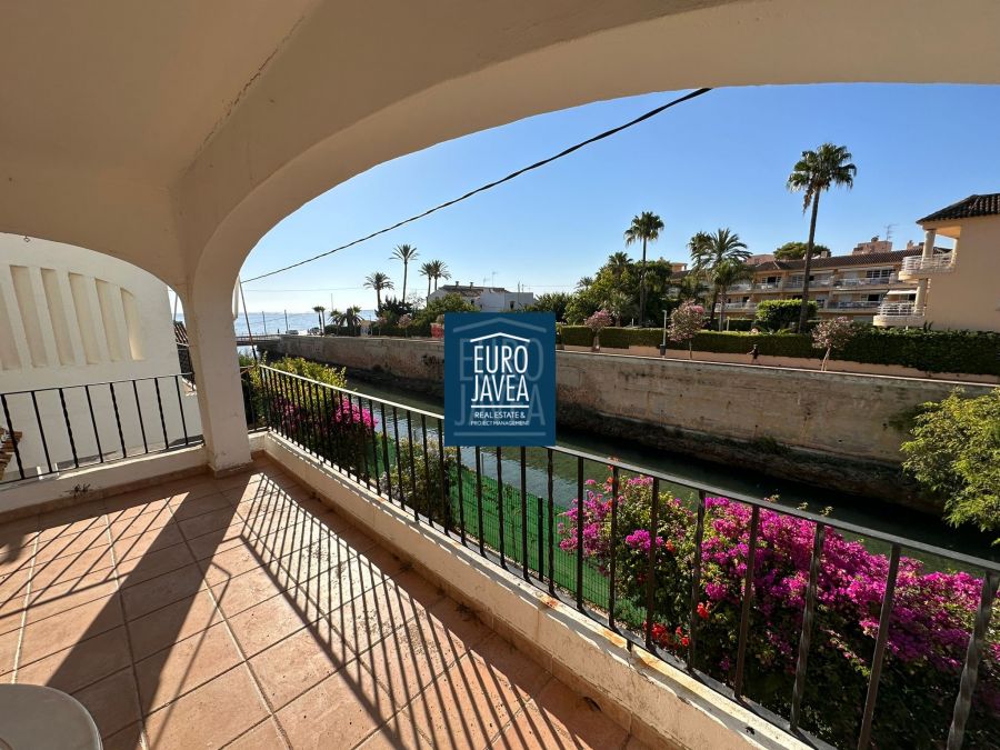 Apartment for sale exclusively in the center of the Port of Jávea , walking distance to the beach and all services . Sea views
