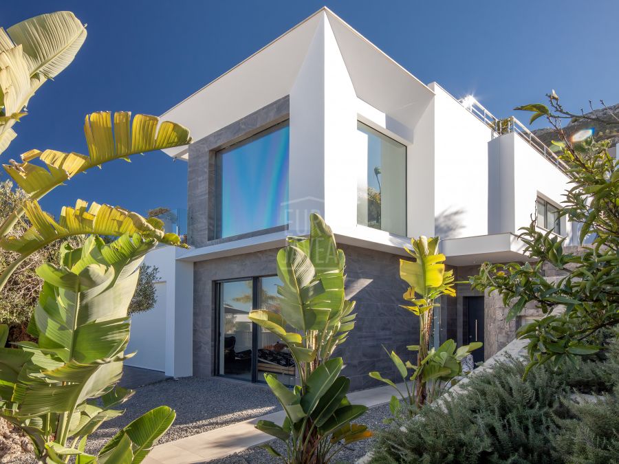 Villa de estilo moderno a la venta en la zona de Villes del Vent de Jávea con vistas panorámicas y al mar