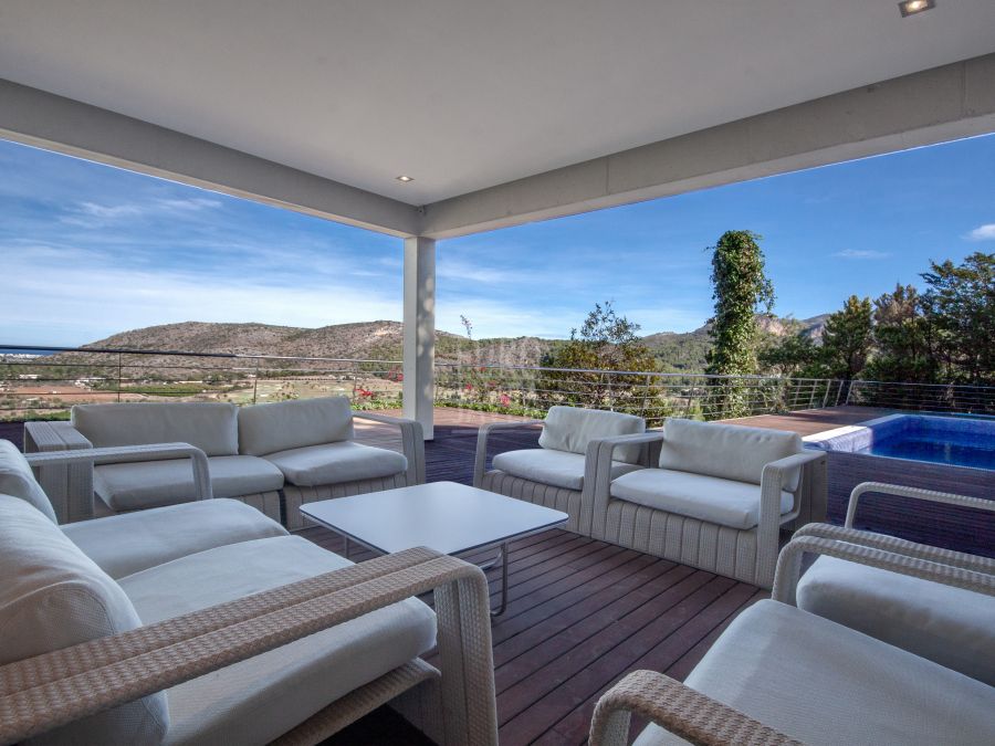 Villa met spectaculair zeezicht te koop in Denia, in het luxueuze Golf La Sella-complex