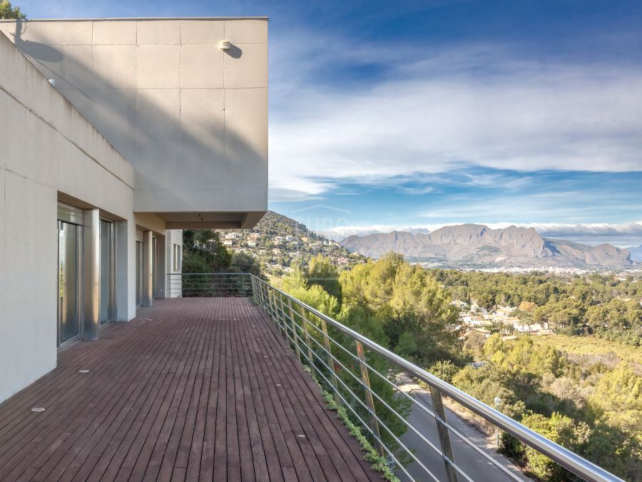 Villa with spectacular sea views for sale in Denia, in the luxurious Golf La Sella complex