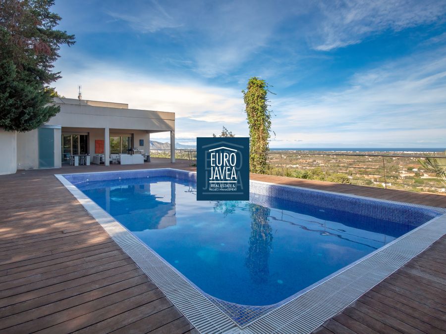 Villa con espectaculares vistas al mar a la venta en Denia , en el lujoso complejo Golf La Sella