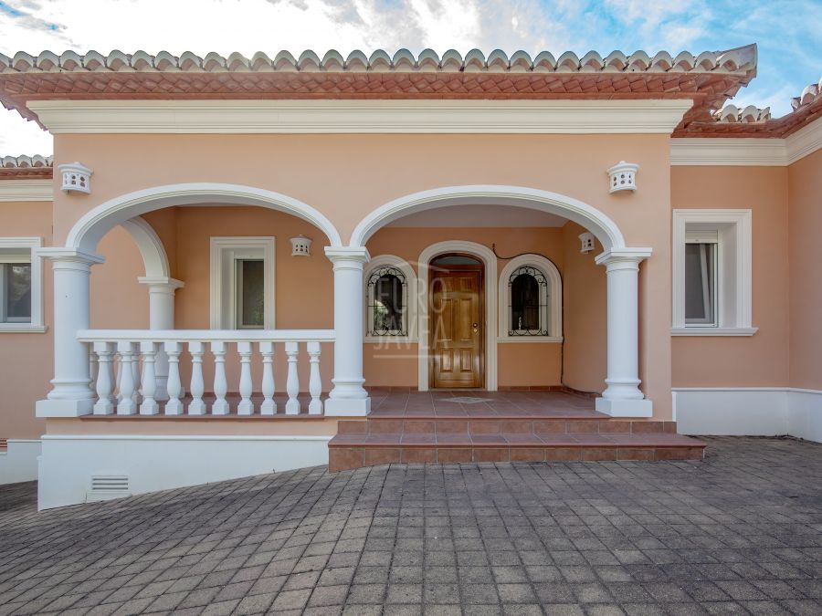 Villa orientada al sur en la zona del Montgó en Javea a la venta