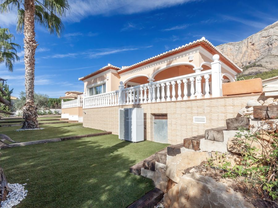 Villa orientée sud dans le quartier Montgó de Javea à vendre