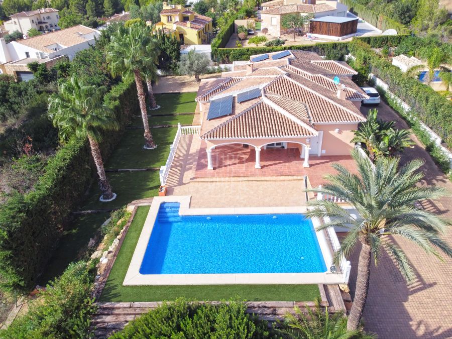 Villa op het zuiden in de wijk Montgó van Javea te koop