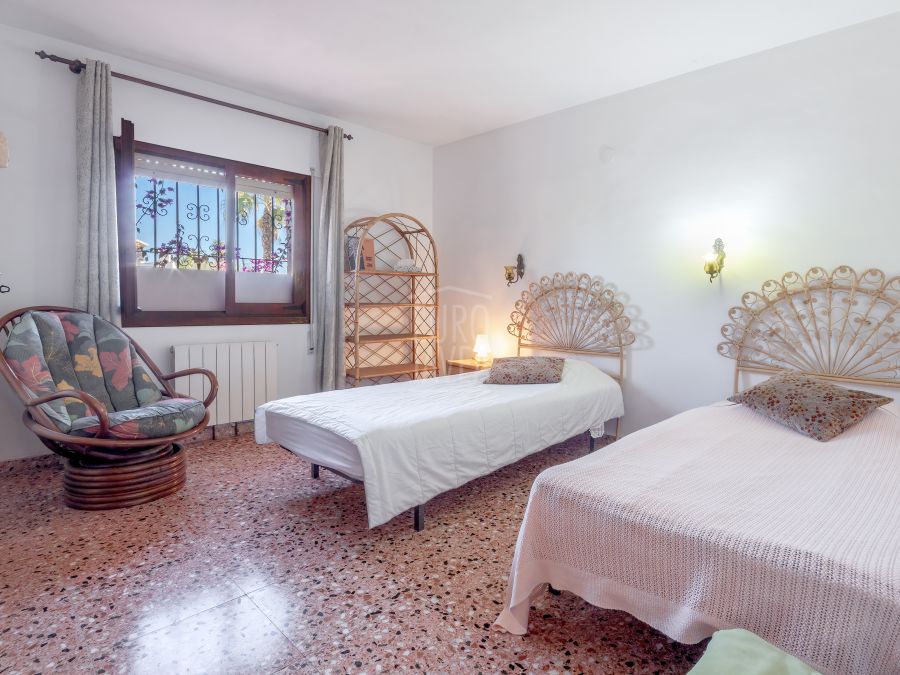Traditional style villa for sale in Balcon al mar in Jávea