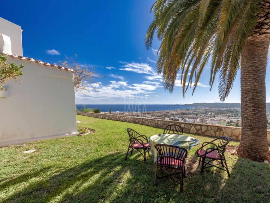 Villa à vendre en exclusivité, conçue par le célèbre architecte Manuel Jorge dans le quartier Puchol de Jávea avec une vue impressionnante sur la mer