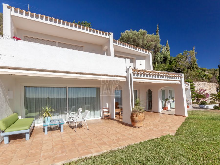 Villa exclusief te koop, ontworpen door de bekende architect Manuel Jorge in de wijk Puchol in Jávea met indrukwekkend uitzicht op de zee