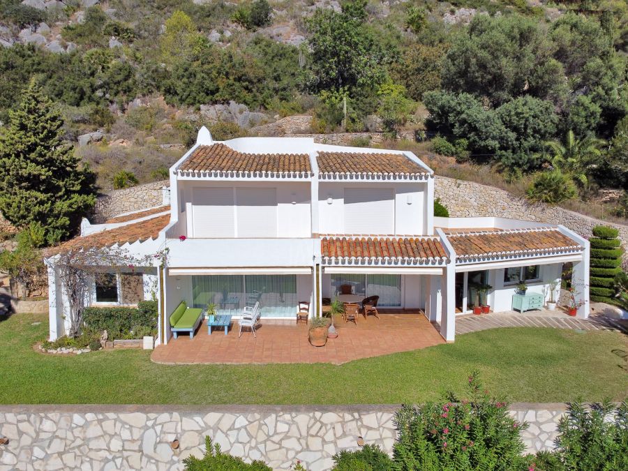 Villa exclusief te koop, ontworpen door de bekende architect Manuel Jorge in de wijk Puchol in Jávea met indrukwekkend uitzicht op de zee