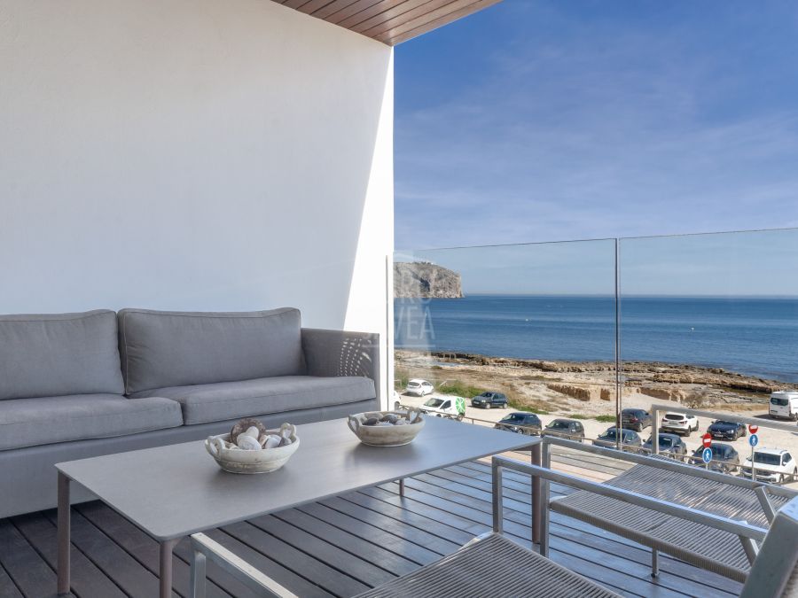 Penthouse en duplex spectaculaire en première ligne à vendre exclusivement à Jávea avec des vues spectaculaires sur la mer