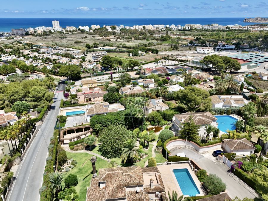 Ensemble de 4 villas avec vue sur la mer à vendre à Jávea, dans la région d'Adsubia. Idéal comme complexe touristique ou résidentiel