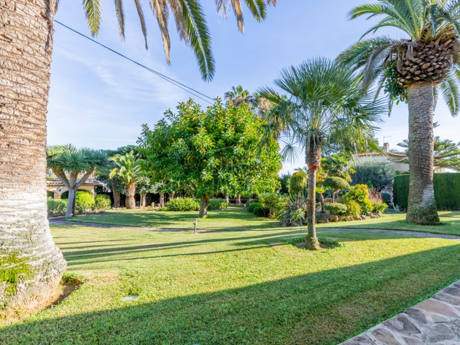 Set van 4 villa's met zeezicht te koop in Jávea, in de regio Adsubia. Ideaal als toeristisch of residentieel complex