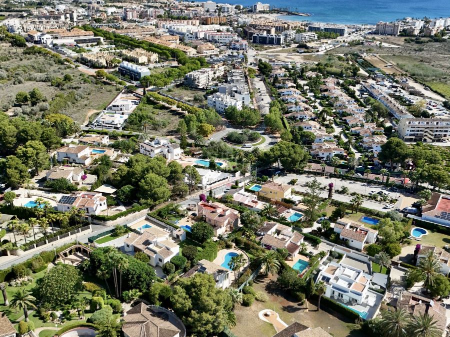 Ensemble de 4 villas avec vue sur la mer à vendre à Jávea, dans la région d'Adsubia. Idéal comme complexe touristique ou résidentiel