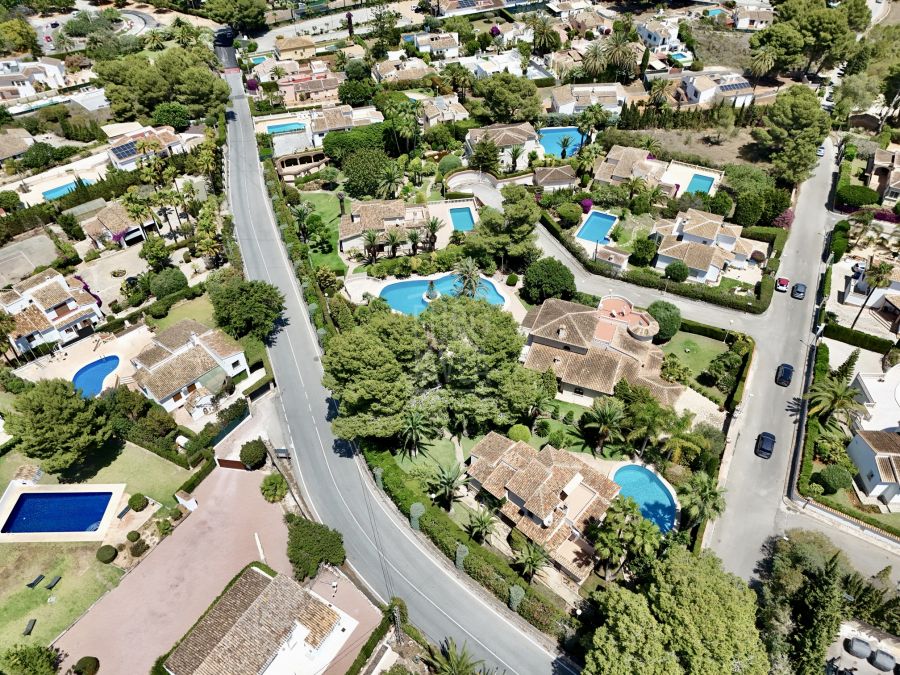 Ensemble de 4 villas avec vue sur la mer à vendre à Jávea, dans la région d'Adsubia. Idéal comme complexe touristique ou résidentiel