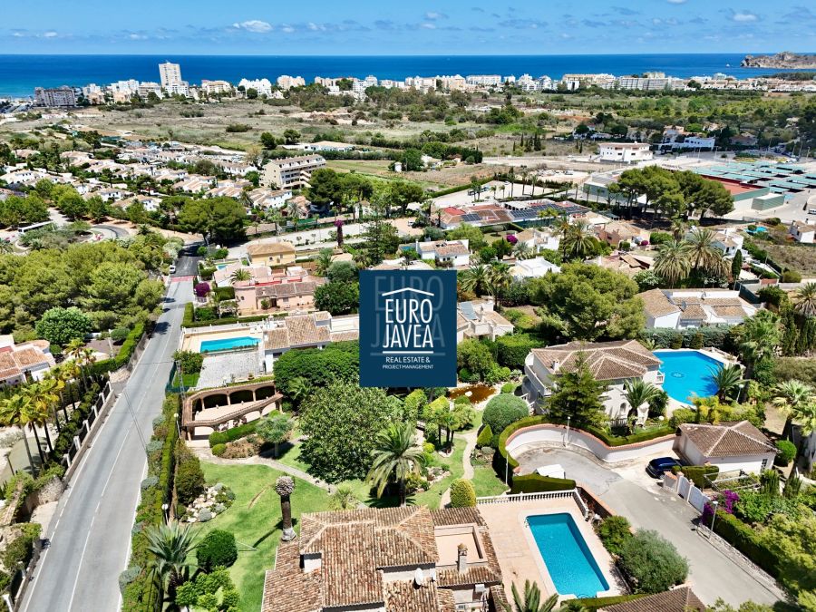 Ensemble de 4 villas avec vue sur la mer à vendre à Jávea, dans la région d'Adsubia. Idéal comme complexe touristique ou résidentiel