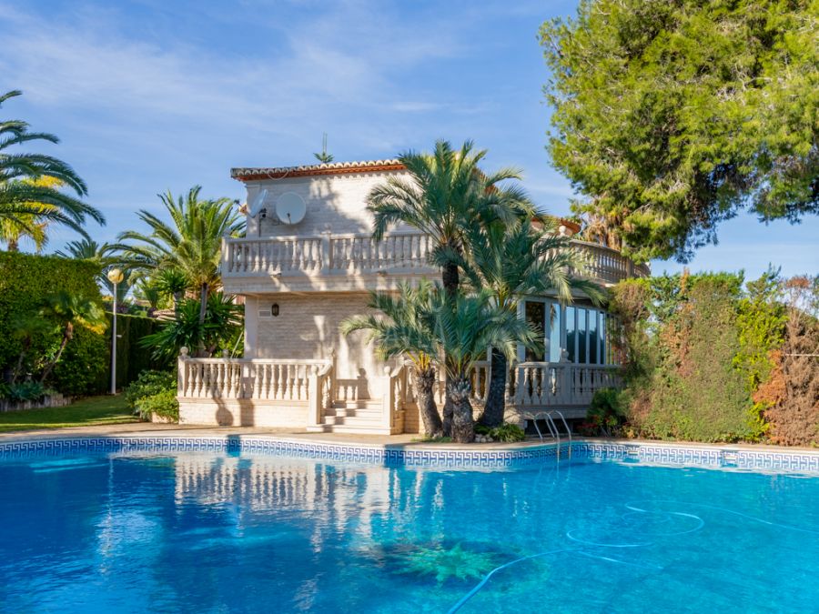 Set van 4 villa's met zeezicht te koop in Jávea, in de regio Adsubia. Ideaal als toeristisch of residentieel complex