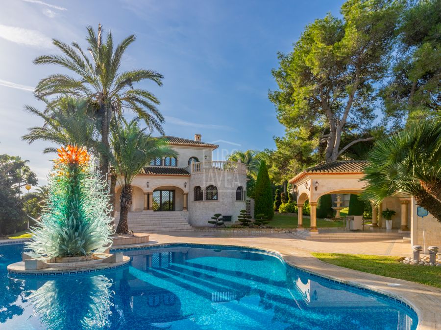 Set van 4 villa's met zeezicht te koop in Jávea, in de regio Adsubia. Ideaal als toeristisch of residentieel complex