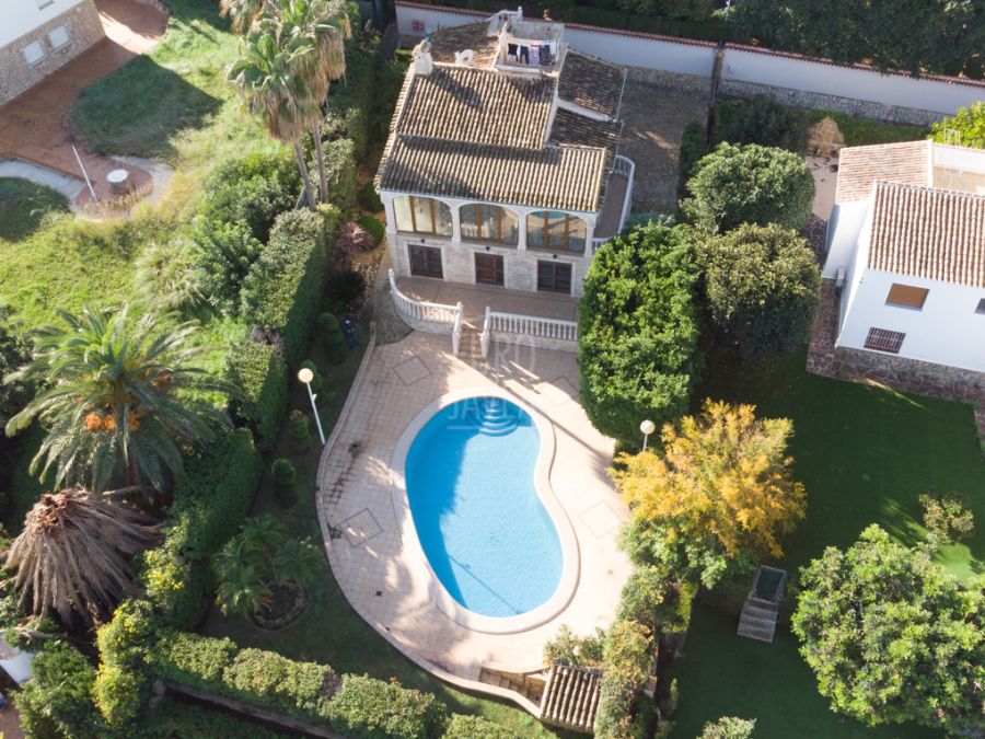 Set van 4 villa's met zeezicht te koop in Jávea, in de regio Adsubia. Ideaal als toeristisch of residentieel complex