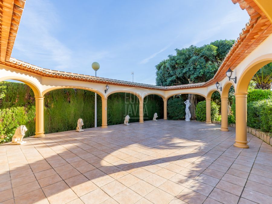 Set van 4 villa's met zeezicht te koop in Jávea, in de regio Adsubia. Ideaal als toeristisch of residentieel complex