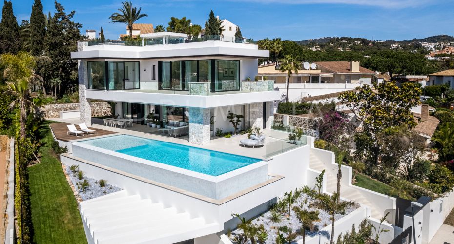 Spectaculaire moderne luxe villa met zeezicht te koop in Carib Playa, Marbella Oost.