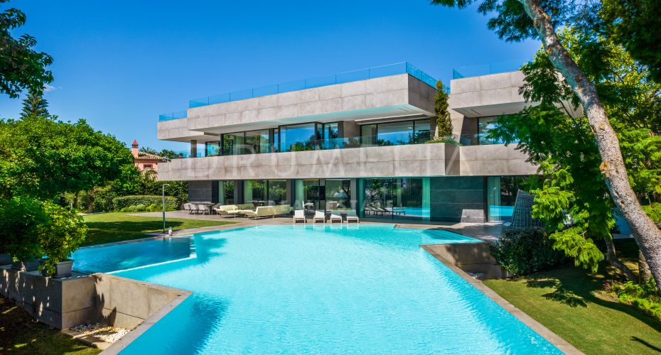 Impressionnante villa moderne ultramoderne au bord de la mer à Casasola