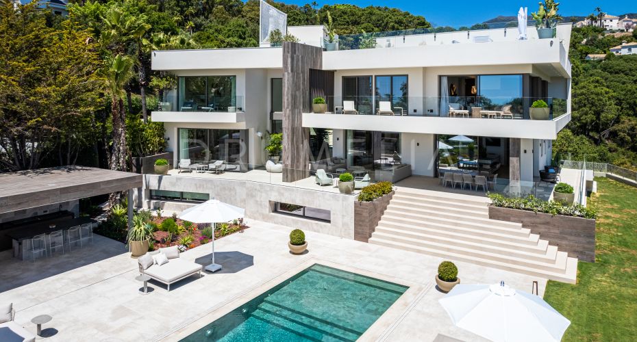New Breathtaking Modern Luxury Chic House with Panoramic Views in La Zagaleta, Benahavis