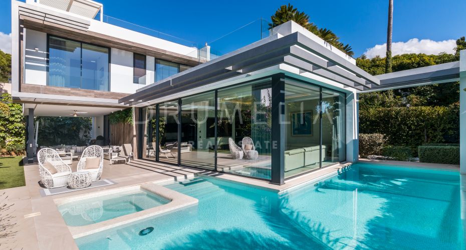 Magnifique nouvelle villa moderne de luxe avec vue, côté plage Golden Mile, Marbella