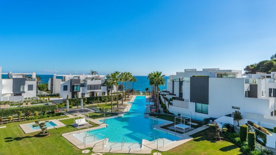 Dentro de una moderna casa adosada de lujo de €2.300.000 con vistas al mar en una residencia en primera línea de playa en Estepona