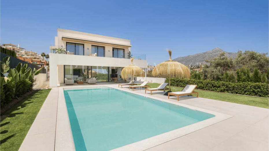 Contemporary Villa with Panoramic Sea Views in La Cerquilla, Nueva Andalucía